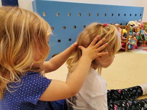 Photo de deux enfants qui interagisse ensemble