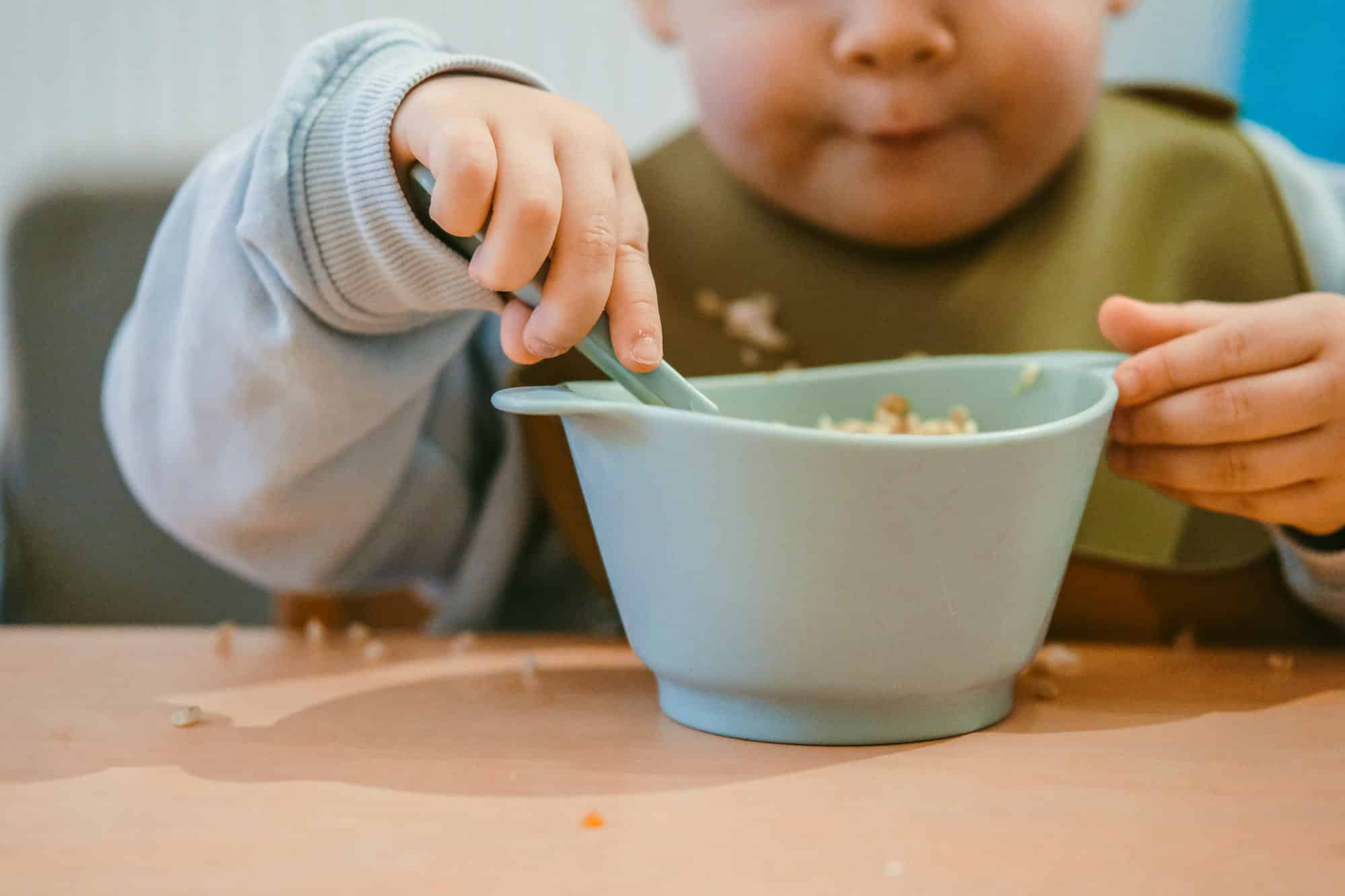 Photo d'un enfant pendant le repas