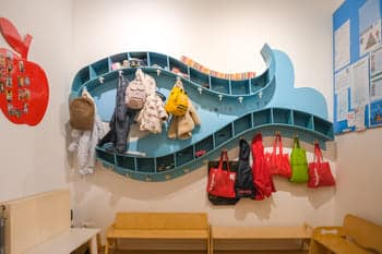 Photo des portes manteaux de la crèche Nos Bulbes à Etterbeek