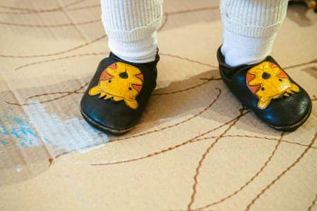 Photo d'un enfant sur un morceau de carton