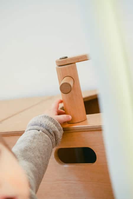 Photo d'un enfant jouant avec une structure en bois