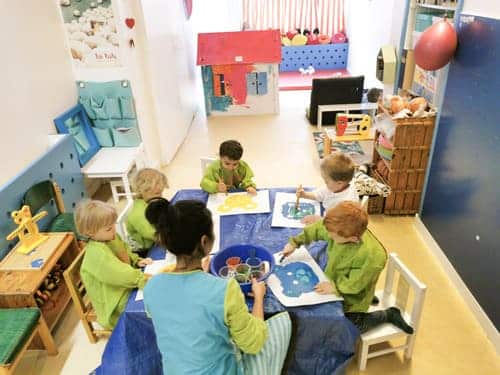 Photo d'un atelier créatifs au sein de la crèche Nos Bulbes à Etterbeek