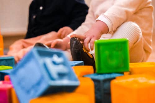 Photo d'un enfant et de bloc de construction